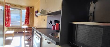 ثلاجة، فرن، غسالة أطباق