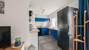 Frigorífico, microondas, horno y placa de cocina