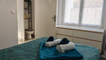 2 habitaciones, tabla de planchar con plancha y cuna de viaje