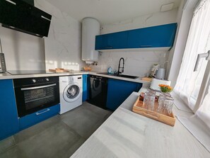 Fridge, microwave, oven, stovetop - La Maison cocooning de Beauval  (Mareuil-sur-Cher)
