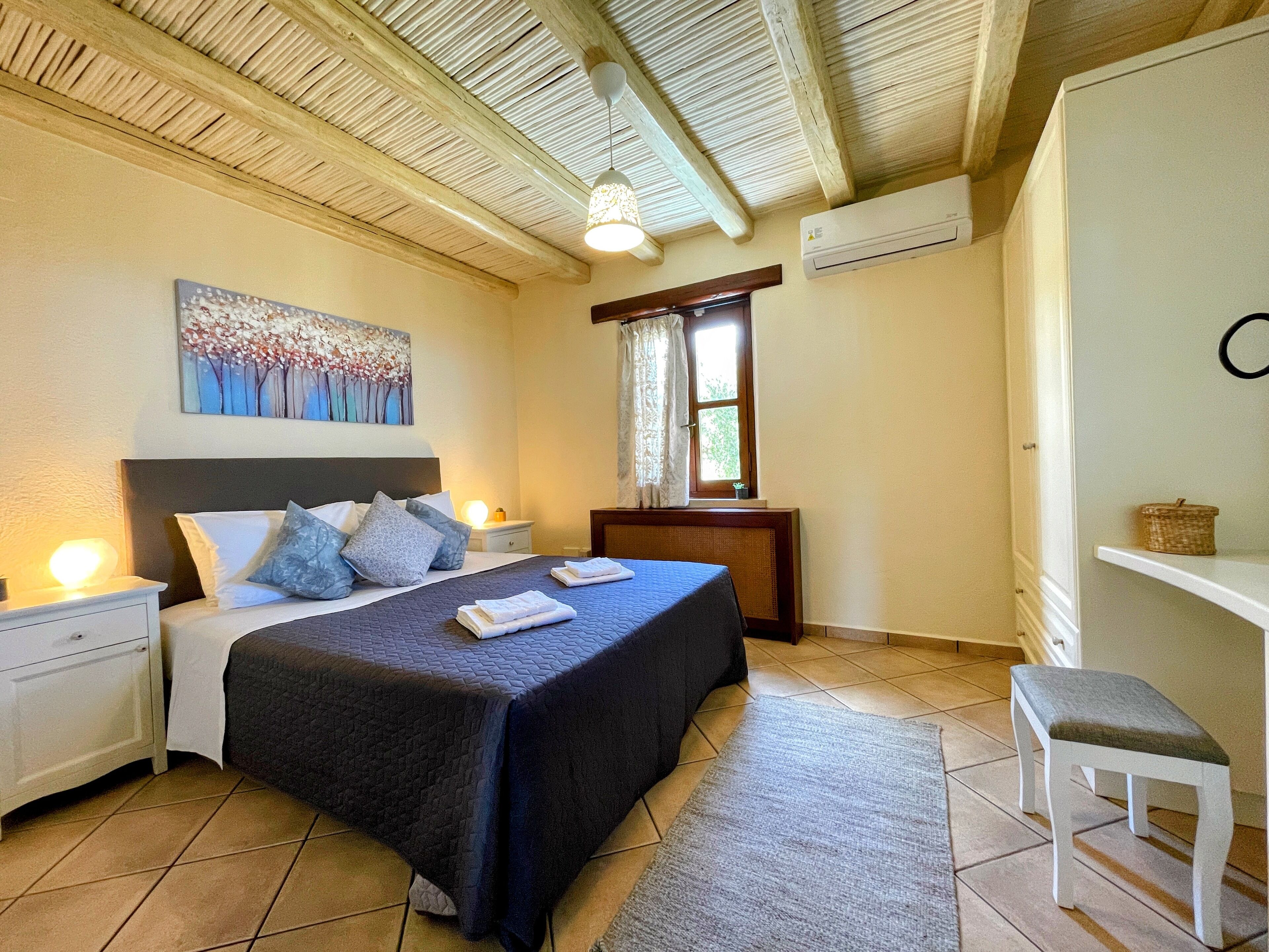 3 chambres, bureau, chambres insonorisées, fer et planche à repasser