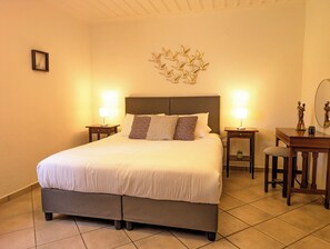 3 bedrooms, desk, soundproofing, iron/ironing board - Fyllosia Villa Part of Cretan Retreat (Επάνω Αρχάνες)