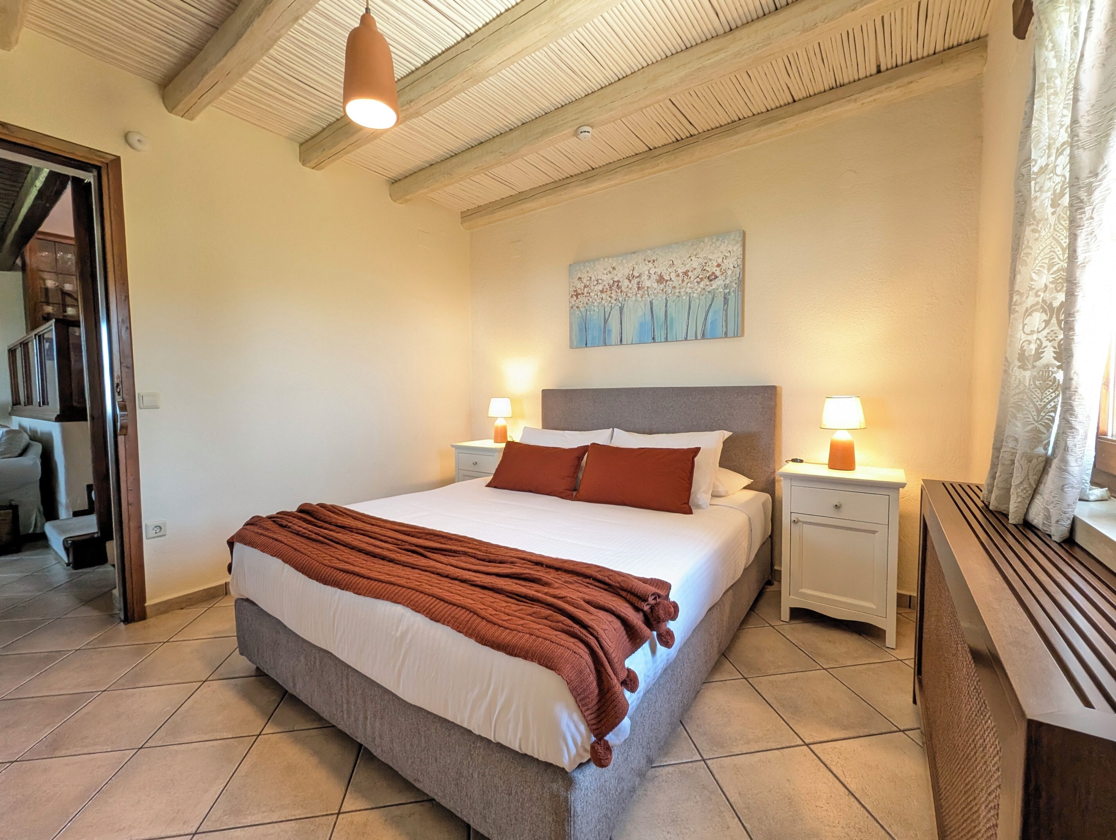 3 bedrooms, desk, soundproofing, iron/ironing board