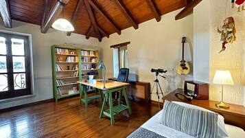 3 chambres, bureau, chambres insonorisées, fer et planche à repasser