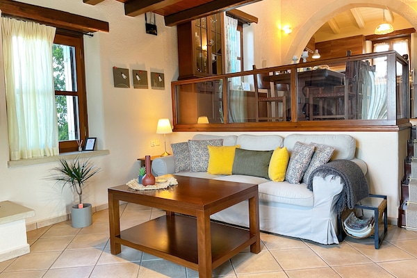 Smart-TV, DVD-Player, BĂŒcher, Musikbibliothek