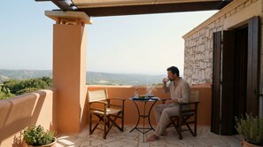 Outdoor dining - Fyllosia Villa Part of Cretan Retreat (Επάνω Αρχάνες)