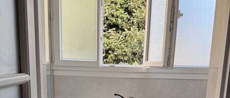 Suihku, hiustenkuivaaja, pyyhkeet, saippua