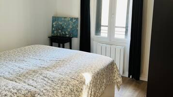 2 slaapkamers, een strijkplank/strijkijzer, reisbedje, gratis wifi