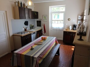 Kylskåp, mikrovågsugn, diskmaskin och kaffe- och tebryggare