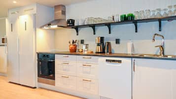 KylskÄp, spishÀll, diskmaskin och kaffe- och tebryggare