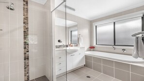 Shower, hair dryer, towels - PARKSIDE - THE VINTAGE HOLIDAY HOUSES (POKOLBIN)