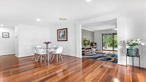 Dining - PARKSIDE - THE VINTAGE HOLIDAY HOUSES (POKOLBIN)