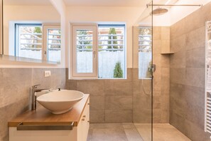 Badewanne, Haartrockner, Handtücher