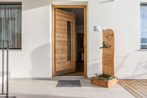 Exterior detail - Apartment "Anger Living Raschötz" with Mountain View, Shared Garden & Wi-Fi (Lajen)