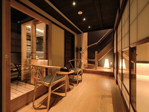 别墅 | 起居区 | 43-英寸纯平电视 （配备卫星频道）、电视