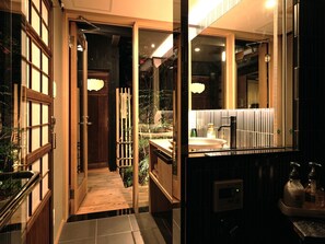 别墅 | 浴室 | 独立的浴缸和淋浴、旋水按摩花洒、免费洗浴用品、吹风机