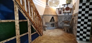 المنشأة من الداخل