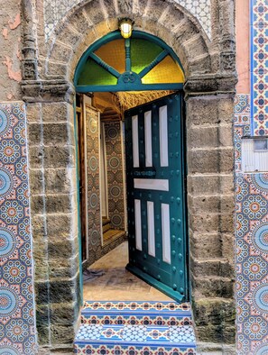 تفاصيل الفندق من الخارج