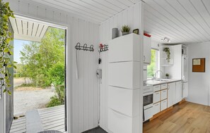 Fridge, stovetop, dishwasher, coffee/tea maker - Nice home in Roslev with kitchen (Roslev)