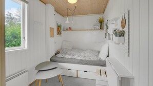 Une chambre à coucher avec un lit, un bureau et une fenêtre.