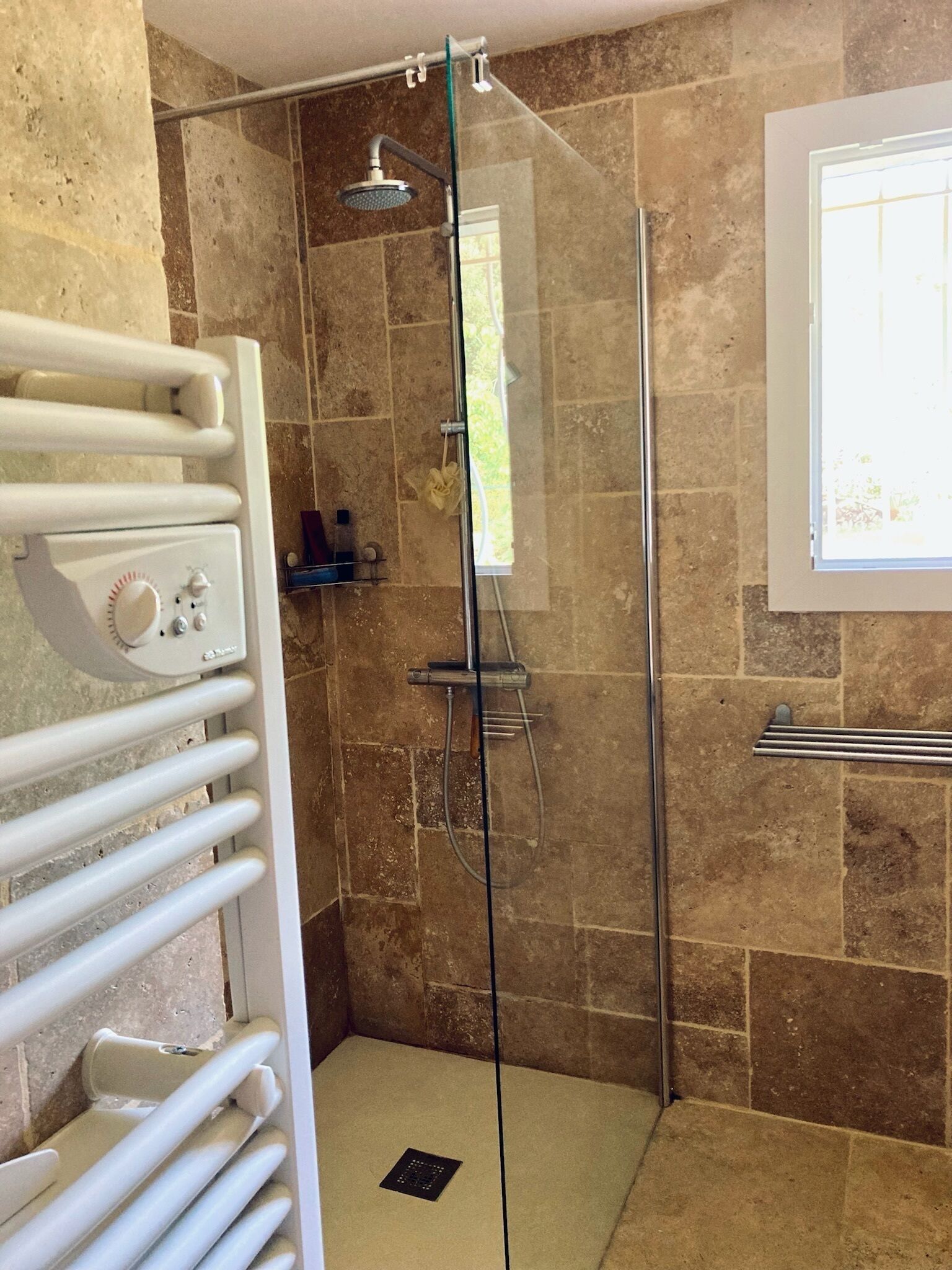 Douche, sèche-cheveux, serviettes fournies, papier toilette