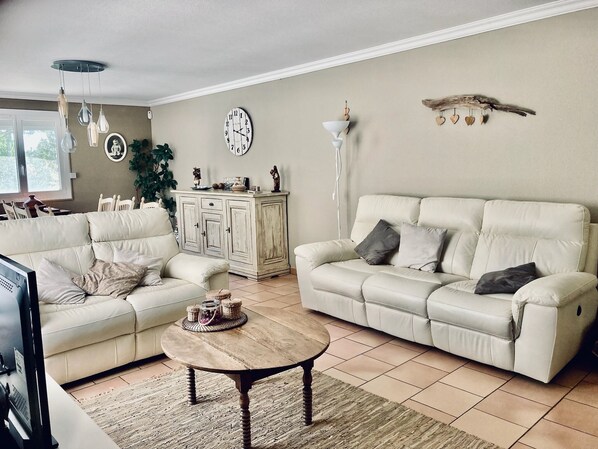 TV connectée, lecteur de DVD, livres, chaîne hi-fi