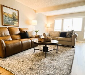 Una Smart TV, una chimenea, una mesa de tenis de mesa, libros