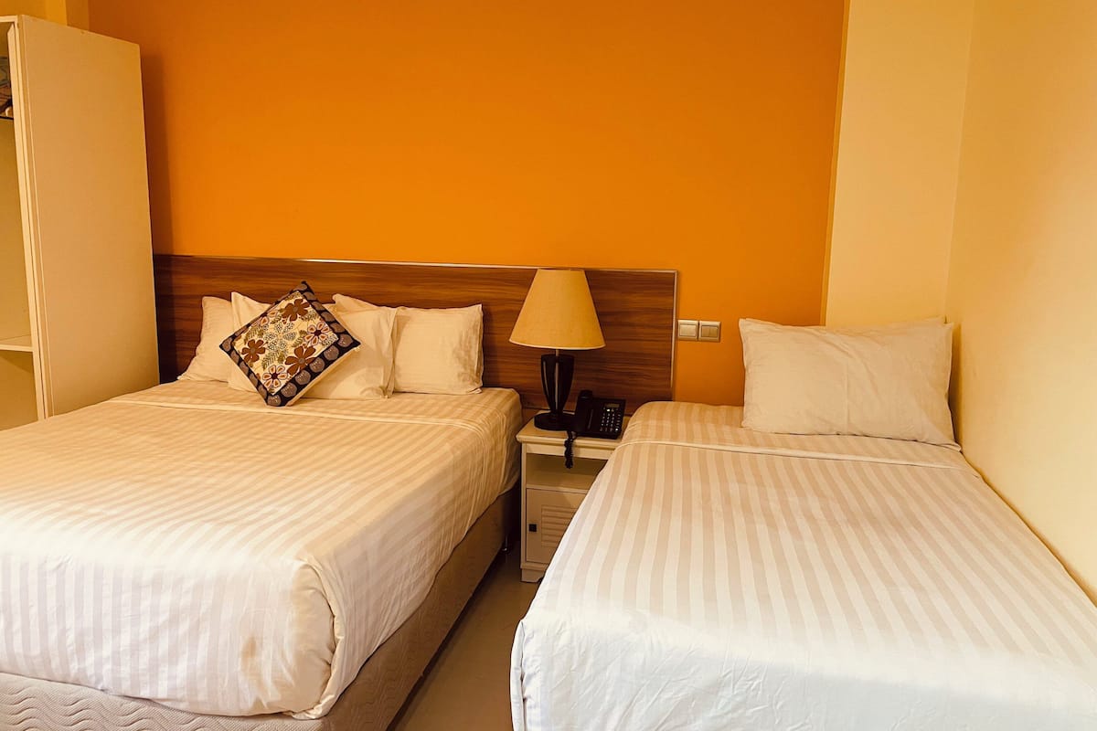 Standard-Dreibettzimmer | Schreibtisch, Bügeleisen/Bügelbrett, kostenloses WLAN, Bettwäsche