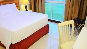 Shower, rainfall showerhead, free toiletries, hair dryer