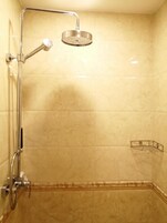 Shower, rainfall showerhead, free toiletries, hair dryer