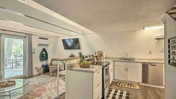 Fridge, microwave, stovetop, dishwasher