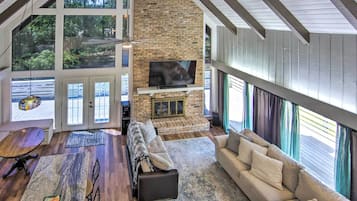 TV, fireplace