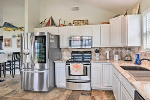 Geladeira, micro-ondas, cooktop, lava-louças