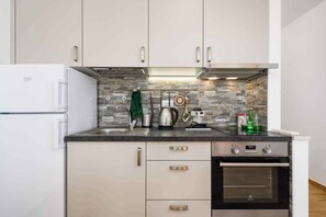 ثلاجة، فرن، موقد طهي مسطح، ماكينة لصنع القهوة/الشاي