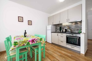 ثلاجة، فرن، موقد طهي مسطح، ماكينة لصنع القهوة/الشاي