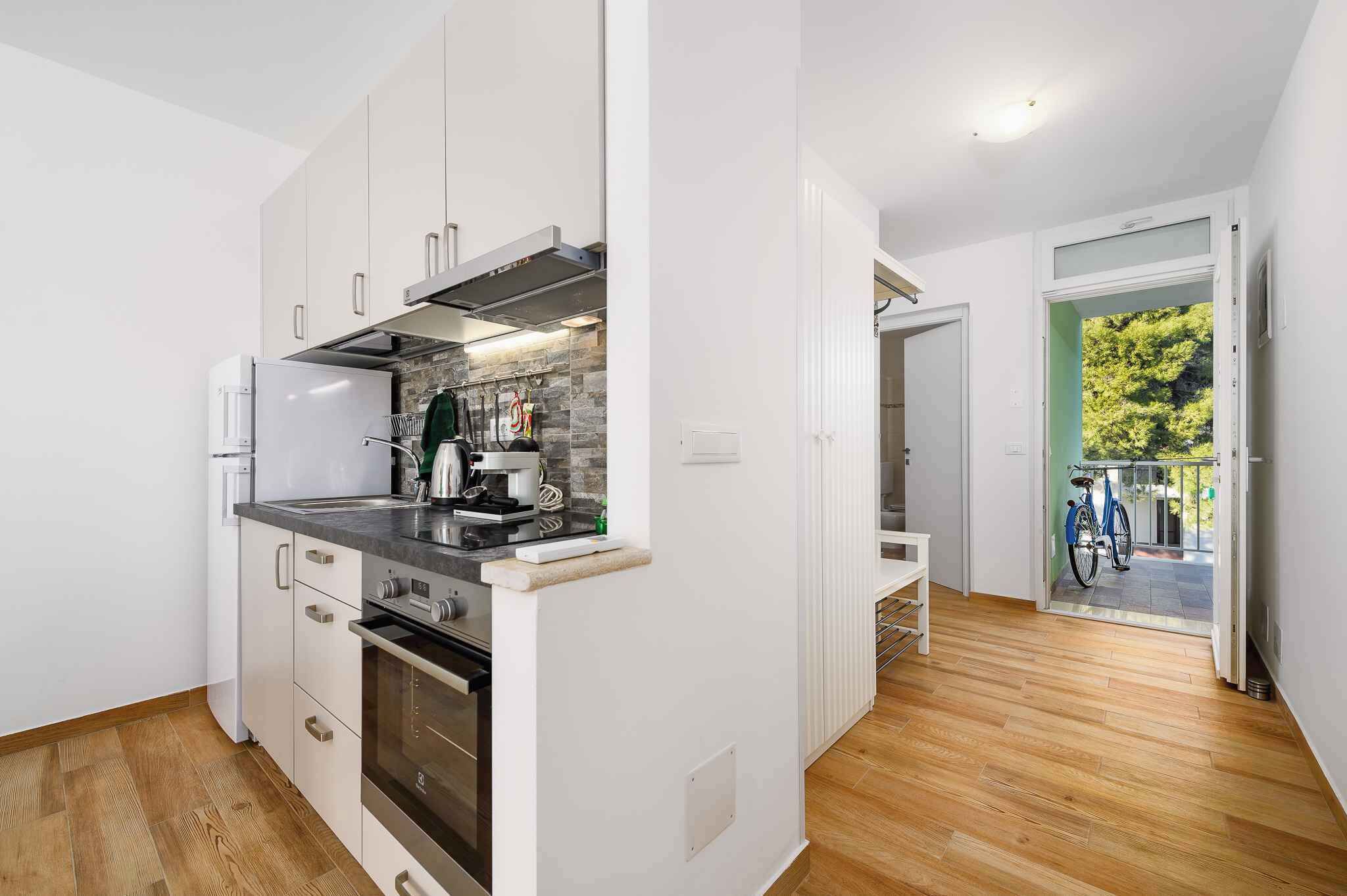 Fridge, oven, stovetop, coffee/tea maker