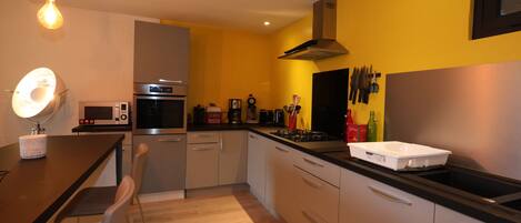 Réfrigérateur, micro-ondes, four, plaque de cuisson