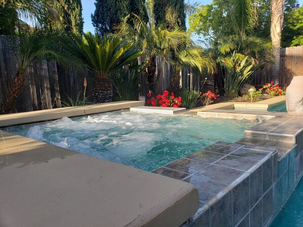 Outdoor pool, a heated pool - Tesla EV Charger heated Pool Hot Tub Spa Near Airport, UC Davis, Old Sac, DT (West Sacramento)