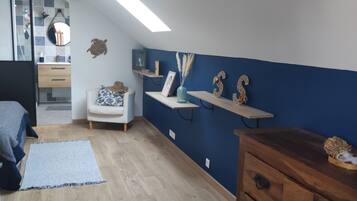 4 slaapkamers, een bureau, een strijkplank/strijkijzer, reisbedje
