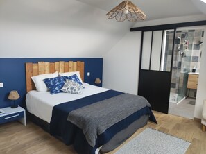 4 chambres, bureau, fer et planche à repasser, lit de bébé portatif