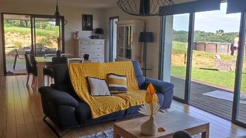 Smart-tv, een dvd-speler, boeken en een muziekbibliotheek