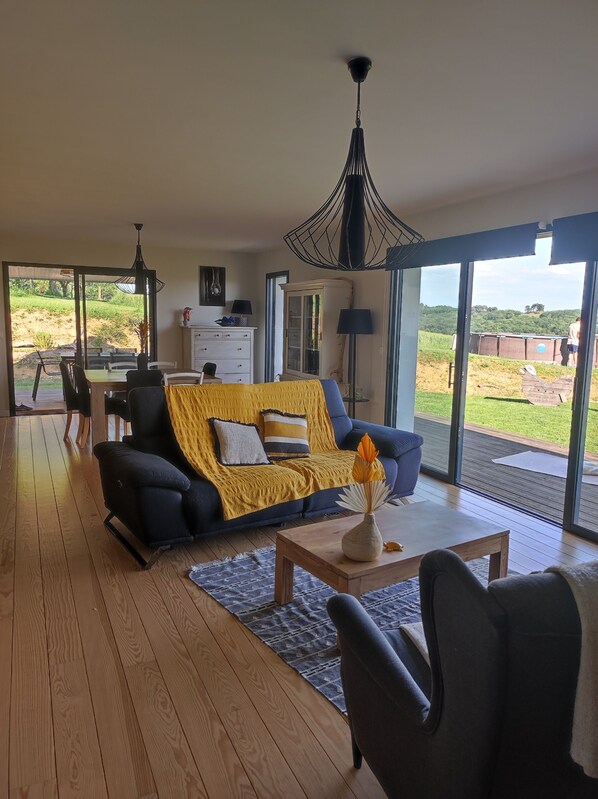 Téléviseur connecté, lecteur de DVD, livres, sélection de musique