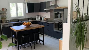 Een koelkast, een microgolfoven, een oven, een kookplaat