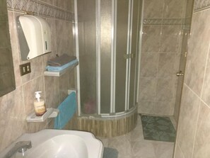 Een bad/douchecombinatie, een bidet