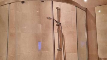 Dusche, Haartrockner, Handtücher