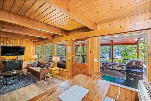 Lake view cabin, boat slip, deck with BBQ in Willow Cove
