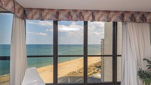 Een balkon met uitzicht op het strand en de oceaan.