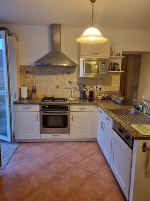 Fridge, microwave, oven, stovetop - Cosy family home (Venaco)