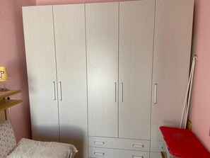 2 soverom, skrivebord, strykejern/-brett og sengetøy