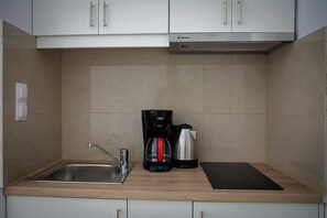 Réfrigérateur, cafetière-théière, bouilloire électrique